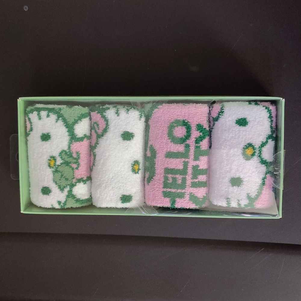 NWOT HELLO KITTY 4PK COMFY FUZZY SOCKS.